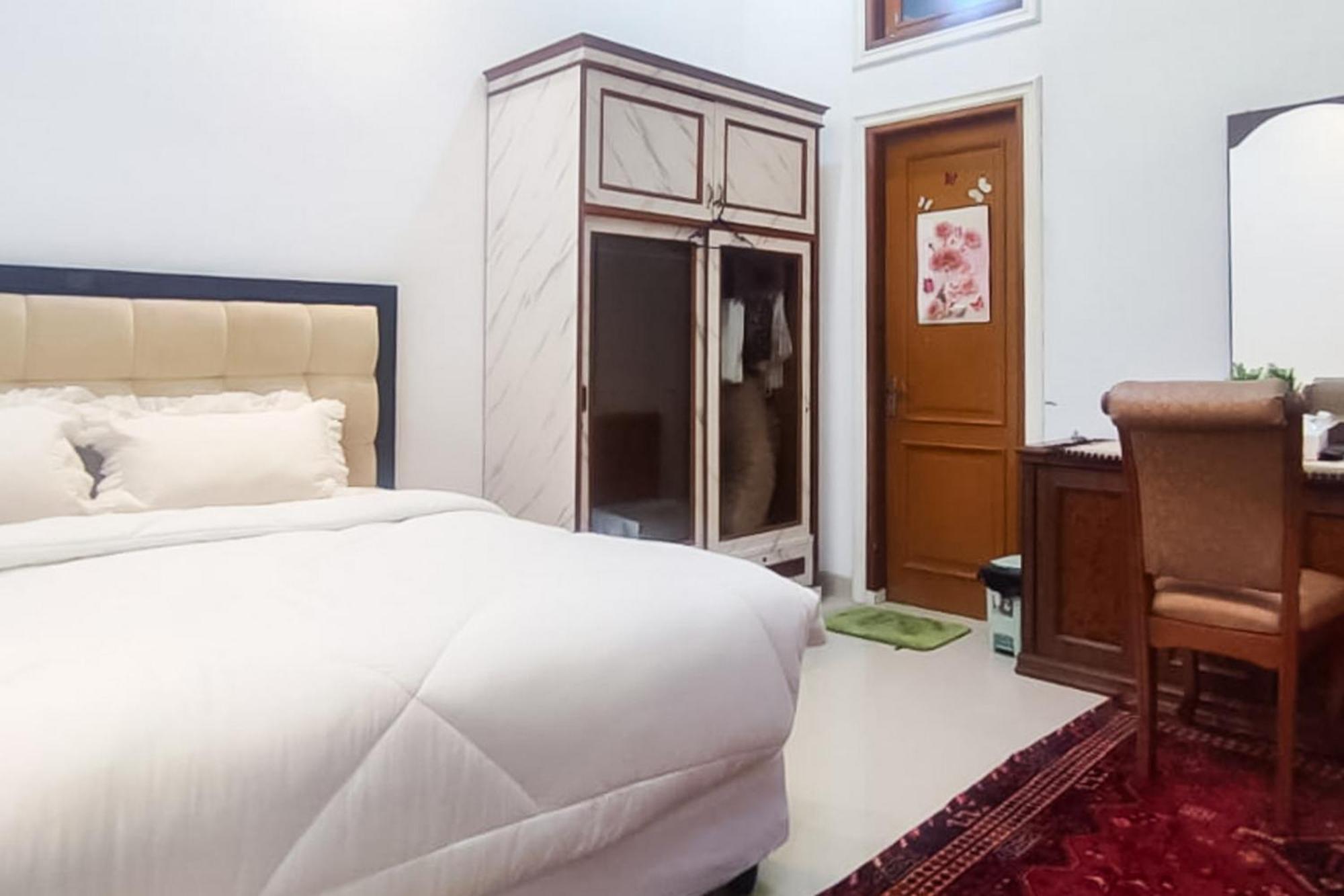 Reddoorz Syariah At Chilla Guest House Padang エクステリア 写真